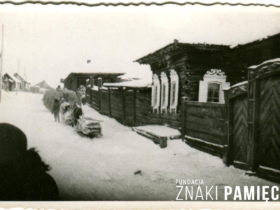 Wóz słomy i dwa wozy desek w miejscowości Mojgan na Syberii