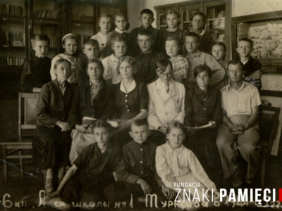 Dzieci polskie i rosyjskie z rosyjskiej szkoły w Semipałatyńsku w roku szkolnym 1944/1945 (Kazimierz Grenczak pierwszy z prawej)