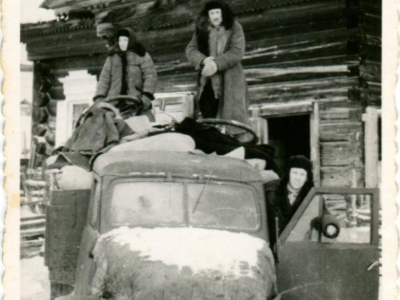 Stanisław Jurkin i Genowefa Jurkin (na samochodzie) podczas odjazdu z miejsca zesłania w miejscowości Mojgan