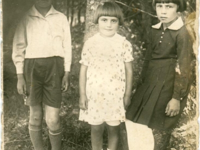 Edward Iwanowski, Waleria Iwanowska (w środku), Irena Iwanowska przed deportacją w głąb ZSRS