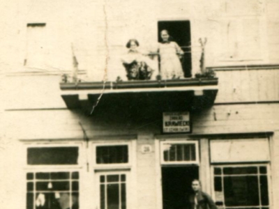 Dom Jadwigi i Stanisława Szabłowskich, widoczni: Jadwiga Szabłowska (na balkonie) z córką Wiesławą na rękach i Wacławą Modzlewską (swoją matką) oraz Jan Modzelewski (siedzi na barierce), Stanisław Szabłowski (stoi) i pracownik jego zakładu krawieckiego