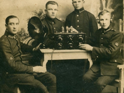 Stanisław Salczyński (pierwszy z lewej) wraz z innymi żołnierzami baonu KOP „Żytyń”