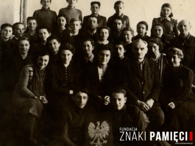      VII klasa polskiej średniej szkoły w Semipałatyńsku (w środku pierwszego rzędu Kazimierz Grenczak)