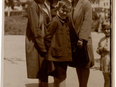     Janina Sawicka (pierwsza z lewej) wraz ze znajomymi oraz synem Janem Zygmuntem i córką Zofią