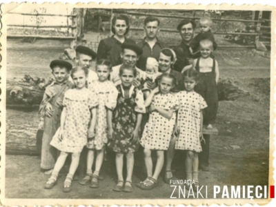      Eugeniusz Kuszka (pierwszy z lewej) wraz z dziećmi zesłańców i innymi deportowanymi w głąb ZSRS