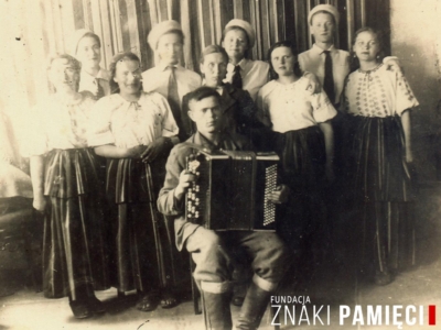 Harmonista rosyjski i zespół taneczny złożony z polskich dziewcząt zesłanych w głąb ZSRS