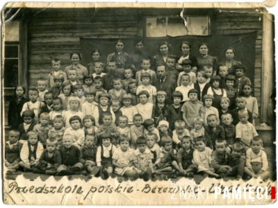      Bronisława Sługocka (szósta w trzecim rzędzie od dołu) wraz z innymi dziećmi polskiego przedszkola w Berezowsku