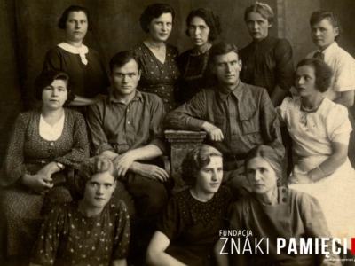 Pracownicy pracowni krawiectwa miarowego w Semipałatyńsku (u góry druga od prawej Antonina Grenczak)