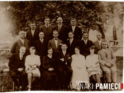      Marceli i Janina Sawiccy (siedzą w centrum) wraz z grupą znajomych z Zabielicz