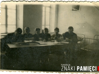      Różnej narodowości zesłańcy w głąb ZSRS, w tym Polak Jan Kozakowski ( pierwszy z lewej) w Kapłan-Biek w Kazachstanie