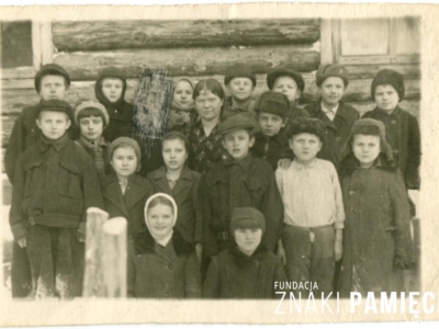 Dzieci polskie zesłane w głąb ZSRS (u dołu także dwoje rosyjskich), w tym Waleria Iwanowska (trzecia od lewej)