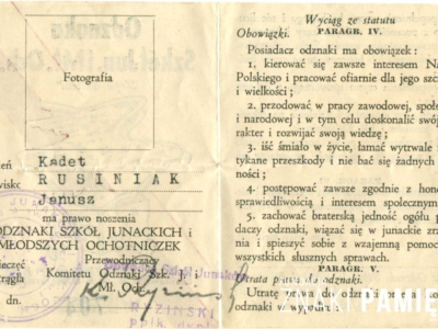      Żołnierz polski przed tablicą pamiątkową na budynku Armii Polskiej na Wschodzie