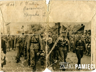 Rewers koperty – z korespondencją nadaną przez Pawła Wutkego – z fotografią żołnierzy Wojska Polskiego