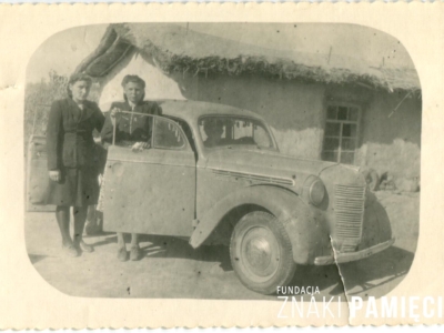 Maria Szota (z prawej) z koleżanką na zesłaniu w Kazachstanie przed lepianką