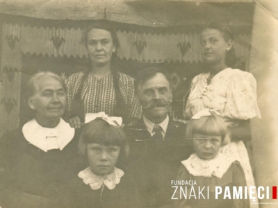 Rodzina Modzelewskich w oczekiwaniu na powrót do Polski z zesłania w głąb ZSRS – w środku Stanisław i Wacława Modzelewscy, wyżej ich córki: Jadwiga Szabłowska i Apolonia Modzelewska, niżej wnuczki: Wiesława i Hanna Szabłowskie