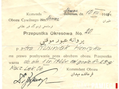 Przedstawicielki oddziału kobiecego Armii Polskiej na Wschodzie składają kwiaty pod tablicą pamiątkową