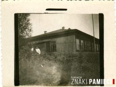 Zesłańcy przed budynkiem szkoły w miejscowości Mojgan w ZSRS