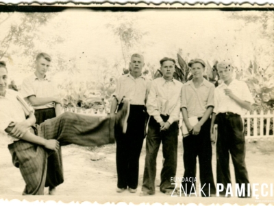      Zesłańcy w głąb ZSRS, w tym Jan Kozakowski (drugi z lewej)
