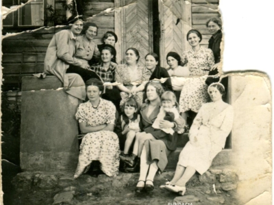 Koło gospodyń wiejskich (pierwsza z prawej u dołu Ludmiła Makatun)