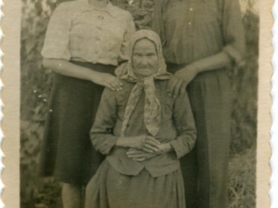 Maria Szota (stoi z lewej), Maria Dziurdź i Jan Szota na zesłaniu w Kazachstanie