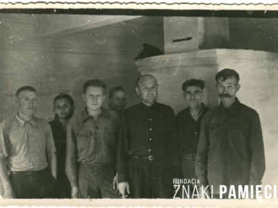 Stanisław Jurkin (trzeci z lewej) z dyrektorem szkoły (piąty z lewej) i jej pracownikami w miejscowości Mojgan