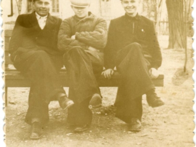      Jan Kozakowski (pierwszy z prawej), Piotr Kosiuk (pierwszy z lewej) i ich ukraiński znajomy na zesłaniu w Kapłan-Biek