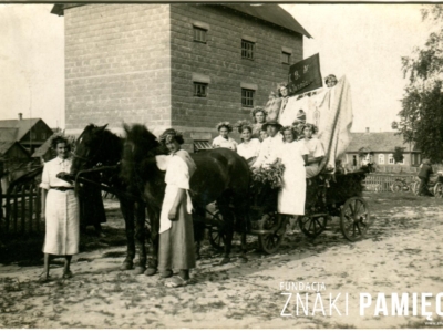 Uroczyste obchody dożynek (na stopniu furmanki stoi Ludmiła Makatun), w tle widoczny spichlerz na zboże