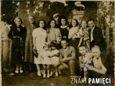 Parafianie kościoła w Kleczkowie – od lewej stoją: Janina Lewandowska, Wacława Modzelewska, Genowefa Mikulska, Jadwiga Szabłowska, Marian Mikulski, Leokadia Stepnowska, Stefania Modzelewska, Maria Szabłowska, Stanisław Modzelewski, widoczni u dołu od lewej: Barbara Modzelewska, Danuta Mikulska, Antoni Korytkowski, Stanisław Szabłowski, Wiesława Szabłowska, Ludwik Szabłowski