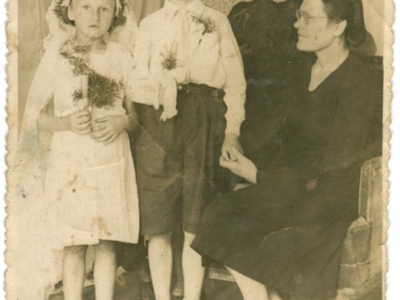      Pierwsza Komunia Święta Marii Kozakowskiej (pierwsza z lewej) oraz Jana Kozakowskiego (drugi z lewej), obok nich (od lewej): mama Stanisława Kozakowska (z d. Lubianiec), NN (jej znajoma)