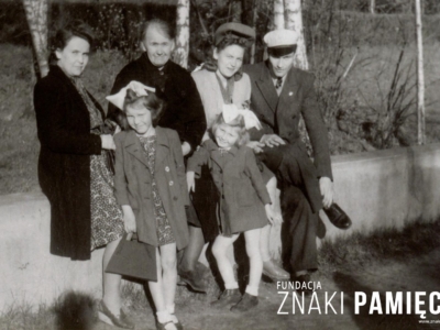 Sybiraczki dwa miesiące po powrocie z zesłania w głąb ZSRS, w górnym rzędzie od lewej: Jadwiga Szabłowska, Wacława Modzelewska, Apolonia Modzelewska, NN, w dolnym rzędzie od lewej: Wiesława Szabłowska, Hanna Szabłowska