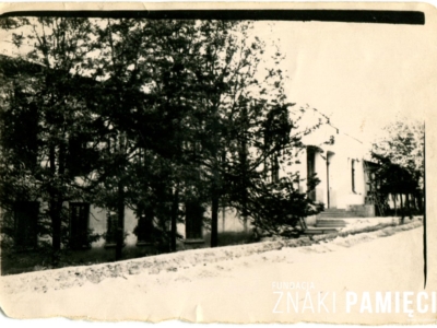      Budynek technikum i zarazem siedziba komendantury pilnującej zesłańców w Kapłan-Biek