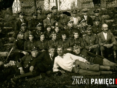      Mundurowi i cywile w woj. wileńskim (w białej koszuli Mikołaj Makatun)