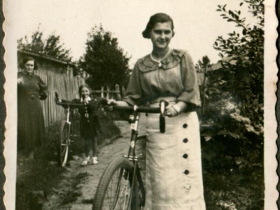     Eugenia Salczyńska (na pierwszym planie) z matką i córką w Żytyniu przed deportacją w głąb ZSRS