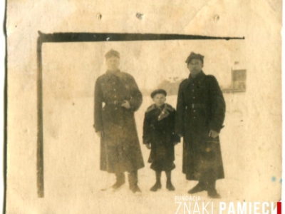      Stanisław Sługocki (pierwszy z prawej) w Wojsku Polskim – fotografia wysłana do córki Bronisławy przebywającej na zesłaniu w ZSRS