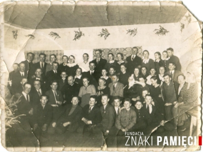 Grupa mieszkańców Nowych Filipan, w tym Mieczysław Sajkowski (w drugim rzędzie od góry, trzeci z lewej)