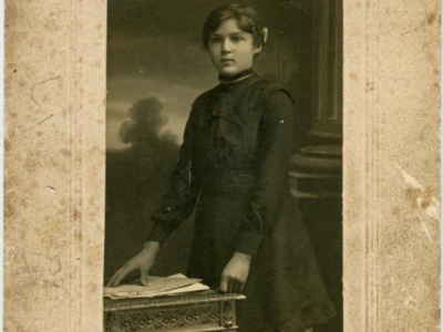 Antonina Walczak (później Grenczak; deportowana w czasie wojny w głąb ZSRS) w gimnazjum w Czerniowcach