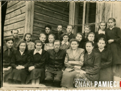 Uczniowie polscy i rosyjscy oraz kadra nauczycielska szkoły w Mojgan na Syberii