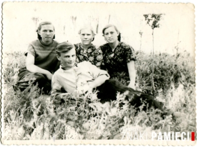      Jan Kozakowski z innymi deportowanymi na zesłaniu w Kazachstanie