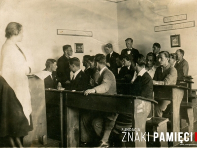 Antoni Korytkowski (stoi trzeci z lewej w okularach), kuzyn rodziny Modzelewskich, późniejsza ofiara zbrodni katyńskiej