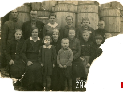 Polscy zesłańcy w Białowodzku, w tym Janina Sajkowska (w środkowym rzedzie czwarta z lewej), Teresa Sajkowska (w środkowym rzędzie piąta z lewej), Jerzy Sajkowski (w dolnym rzędzie pierwszy z prawej