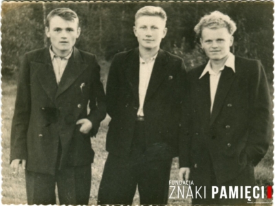 Bracia Blinow i Stanisław Jurkin (w środku) na zesłaniu