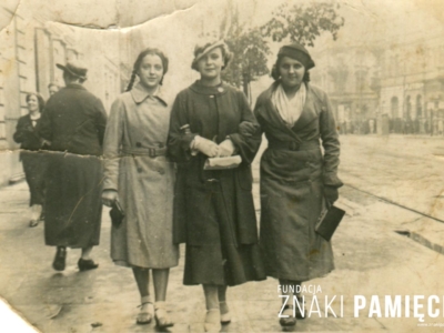 Jadwiga Modzelewska (w środku) z koleżankami podczas wycieczki do Warszawy
