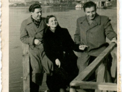 Henryk Krzyszczak (z lewej), Alicja Lacner i Janusz Skawiński na przystani rzecznej w Wilnie