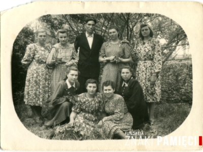      Zesłańcy polscy (w tym Maria Szota – w dolnym rzędzie pierwsza z prawej)i autochton w Kazachstanie