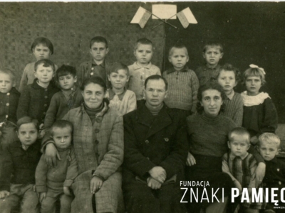 Wychowankowie i opiekunowie przedszkola w Stalinskoje