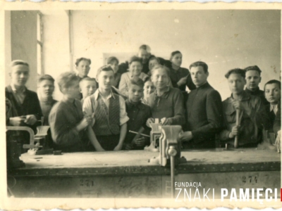 Uczniowie podczas warsztatów mechanicznych w Wilnie, w tym Henryk Krzyszczak (trzeci z lewej w górnym rzędzie)