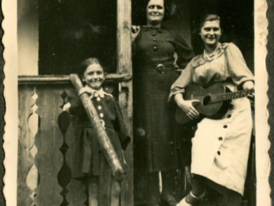Eugenia Salczyńska (z gitarą) wraz z matką i córką Aliną