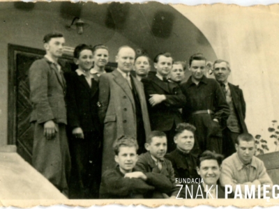 Uczniowie Szkoły Technicznej w Wilnie (Henryk Krzyszczak drugi z prawej u dołu)