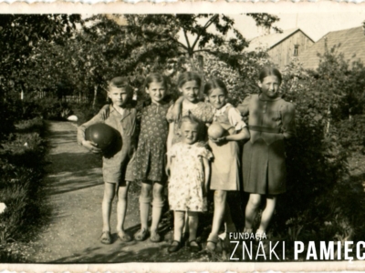 Eugenia Neuman (pierwsza z prawej), Irena Neuman (druga z prawej) – ciotka Waldemara, Eugenii i Ireny Neumanów, Jerzy Tombacher (pierwszy z lewej) – brat stryjeczny Waldemara, Eugenii i Ireny Neumanów wraz z koleżankami