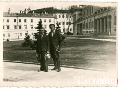      Henryk Krzyszczak (pierwszy z prawej) z ojcem Stanisławem